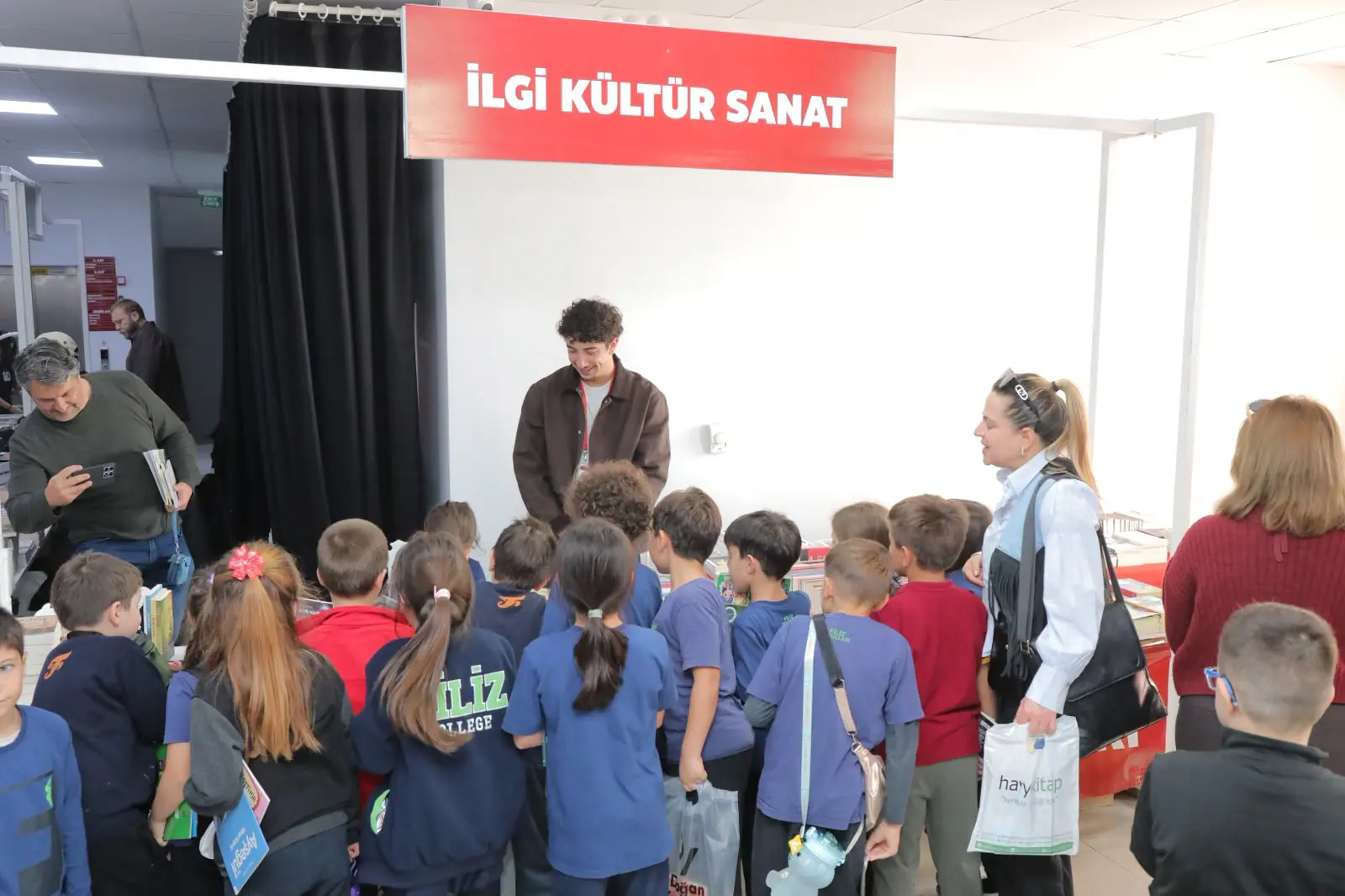 BİNLERCE OKUR, YÜZLERCE HİKAYE, TEK BİR BULUŞMA: 10. GELENEKSEL EDİRNE KİTAP GÜNLERİ TAMAMLANDI galeri görseli